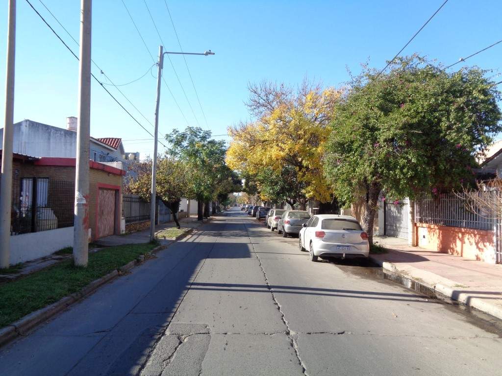 Barrio Villa Cabrera - Casa de 2 Dormitorios, Amplia y Luminosa con Cocina Comedor y Patio con Asador. Escritura y Posesión Inmediata