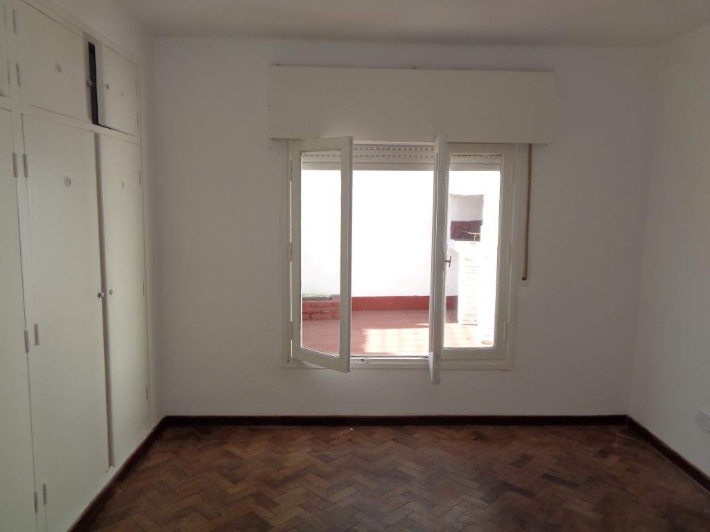 Barrio Villa Cabrera - Casa de 2 Dormitorios, Amplia y Luminosa con Cocina Comedor y Patio con Asador. Escritura y Posesión Inmediata