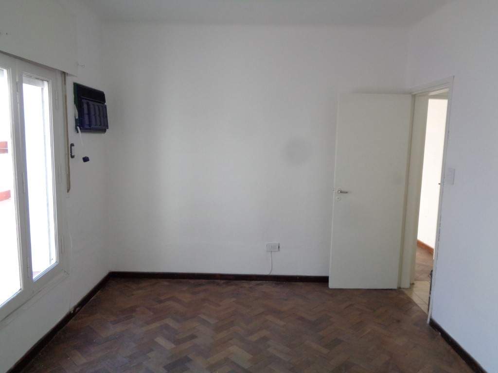 Barrio Villa Cabrera - Casa de 2 Dormitorios, Amplia y Luminosa con Cocina Comedor y Patio con Asador. Escritura y Posesión Inmediata