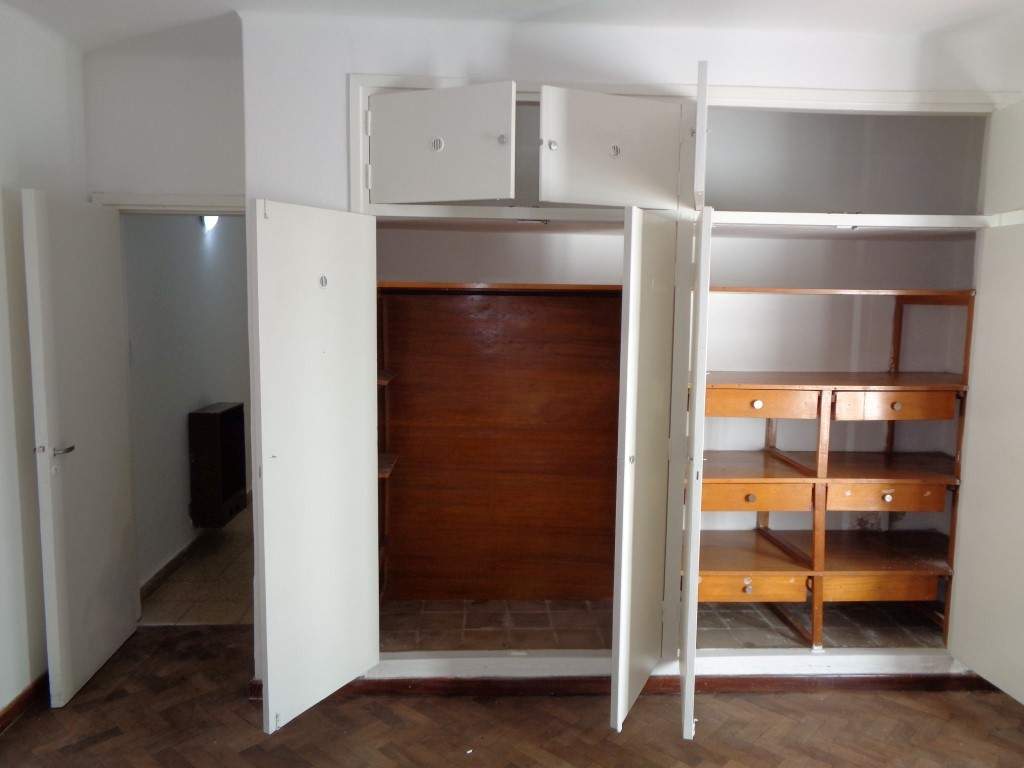 Barrio Villa Cabrera - Casa de 2 Dormitorios, Amplia y Luminosa con Cocina Comedor y Patio con Asador. Escritura y Posesión Inmediata