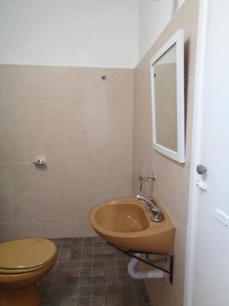 Barrio Villa Cabrera - Casa de 2 Dormitorios, Amplia y Luminosa con Cocina Comedor y Patio con Asador. Escritura y Posesión Inmediata