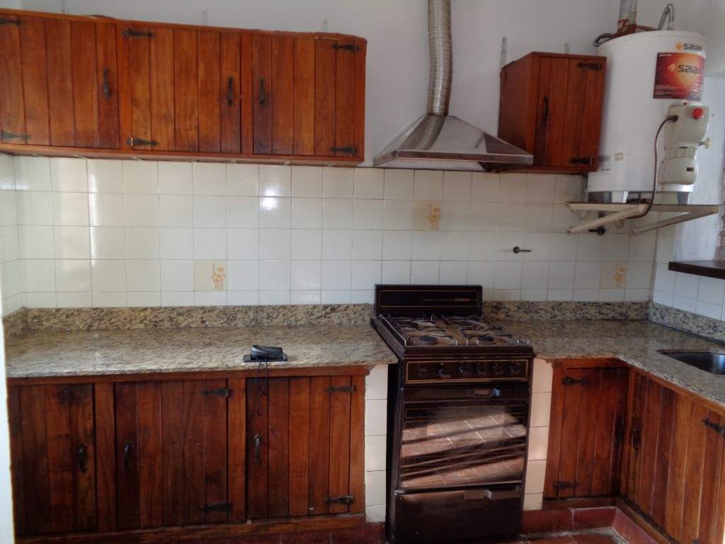 Barrio Villa Cabrera - Casa de 2 Dormitorios, Amplia y Luminosa con Cocina Comedor y Patio con Asador. Escritura y Posesión Inmediata