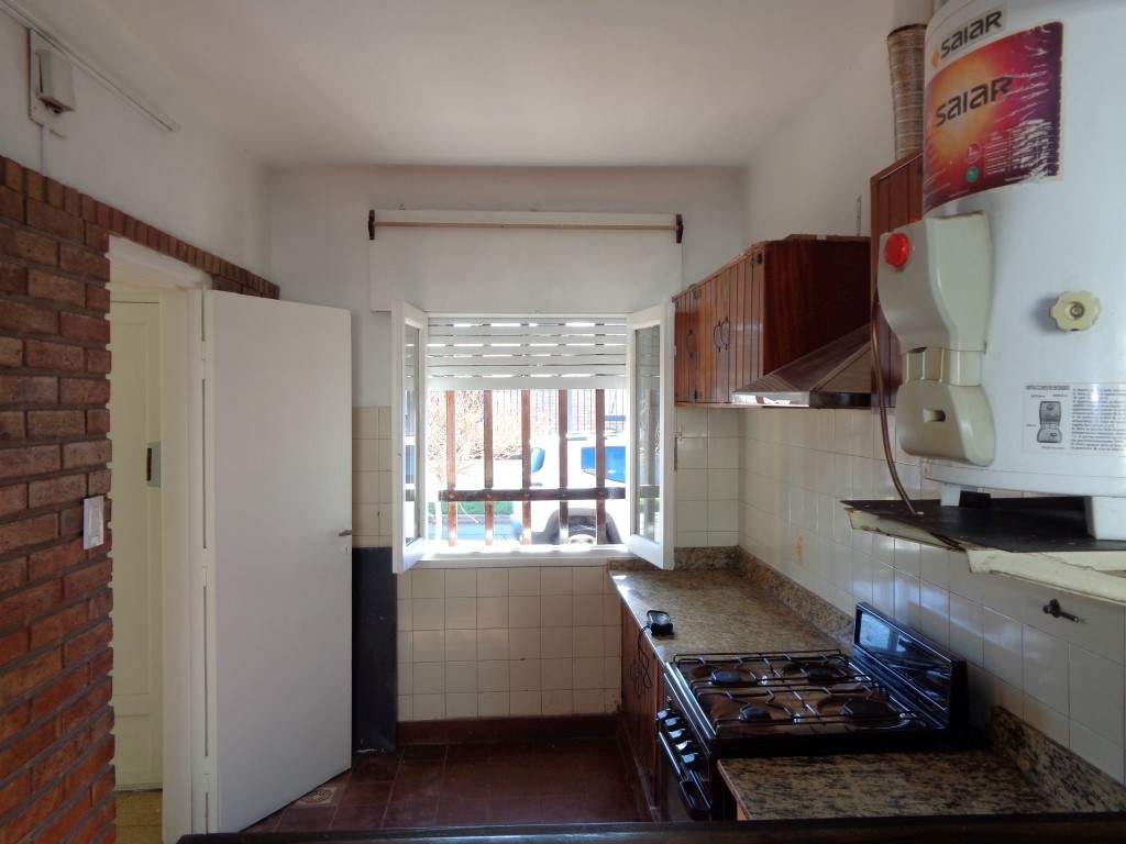 Barrio Villa Cabrera - Casa de 2 Dormitorios, Amplia y Luminosa con Cocina Comedor y Patio con Asador. Escritura y Posesión Inmediata