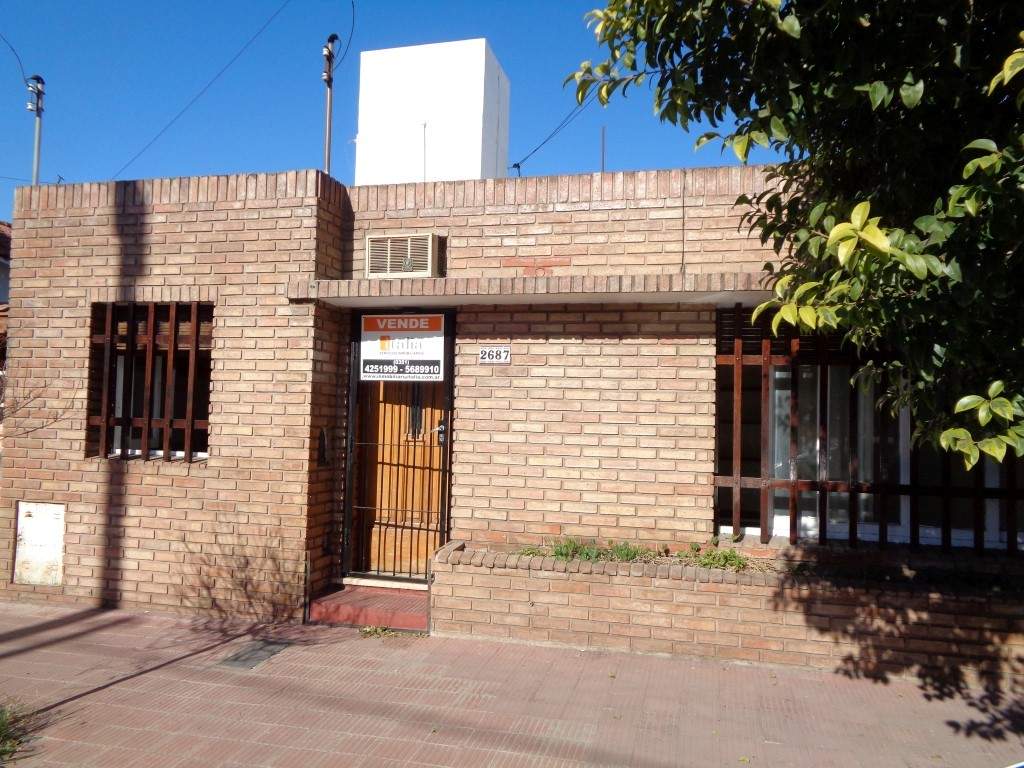 Barrio Villa Cabrera - Casa de 2 Dormitorios, Amplia y Luminosa con Cocina Comedor y Patio con Asador. Escritura y Posesión Inmediata