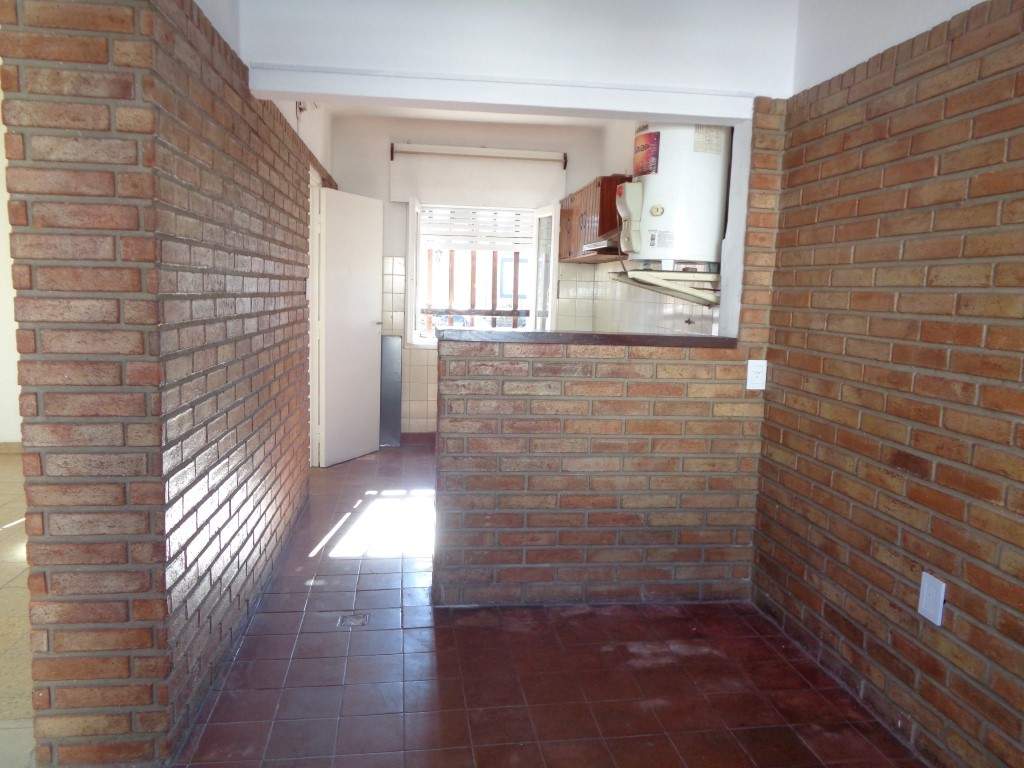 Barrio Villa Cabrera - Casa de 2 Dormitorios, Amplia y Luminosa con Cocina Comedor y Patio con Asador. Escritura y Posesión Inmediata