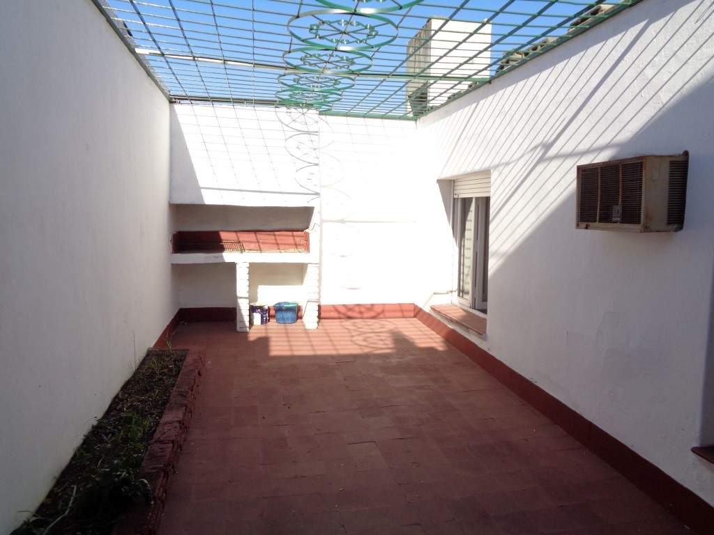 Barrio Villa Cabrera - Casa de 2 Dormitorios, Amplia y Luminosa con Cocina Comedor y Patio con Asador. Escritura y Posesión Inmediata