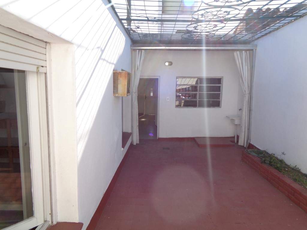 Barrio Villa Cabrera - Casa de 2 Dormitorios, Amplia y Luminosa con Cocina Comedor y Patio con Asador. Escritura y Posesión Inmediata