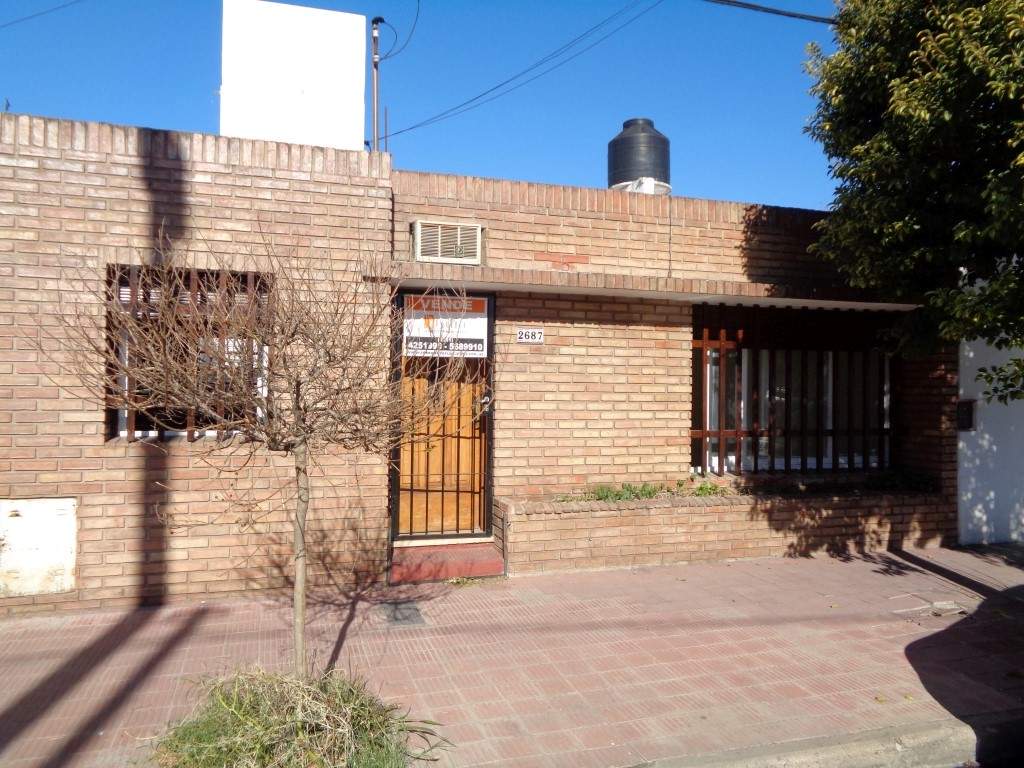 Barrio Villa Cabrera - Casa de 2 Dormitorios, Amplia y Luminosa con Cocina Comedor y Patio con Asador. Escritura y Posesión Inmediata