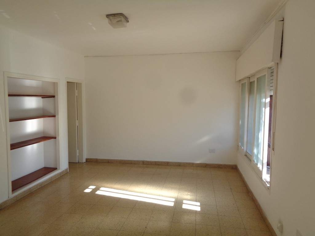 Barrio Villa Cabrera - Casa de 2 Dormitorios, Amplia y Luminosa con Cocina Comedor y Patio con Asador. Escritura y Posesión Inmediata