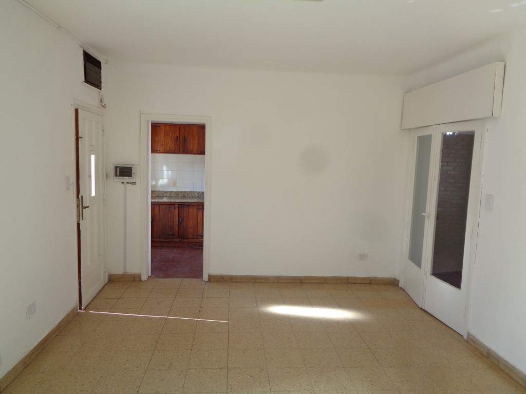 Barrio Villa Cabrera - Casa de 2 Dormitorios, Amplia y Luminosa con Cocina Comedor y Patio con Asador. Escritura y Posesión Inmediata