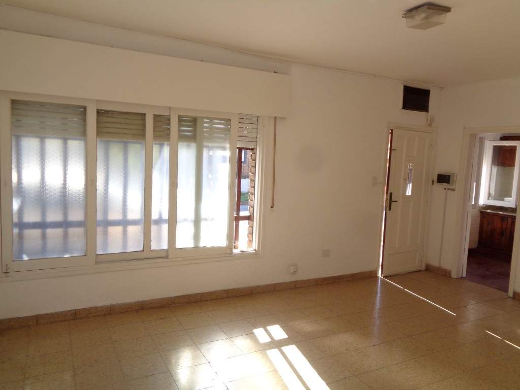 Barrio Villa Cabrera - Casa de 2 Dormitorios, Amplia y Luminosa con Cocina Comedor y Patio con Asador. Escritura y Posesión Inmediata