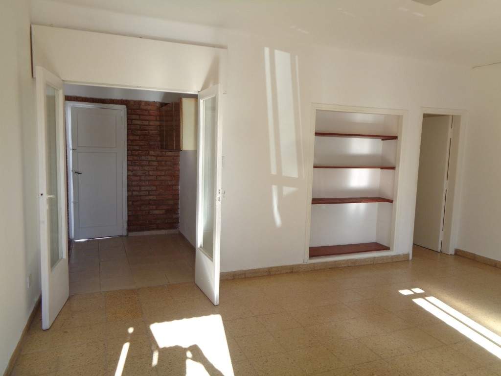 Barrio Villa Cabrera - Casa de 2 Dormitorios, Amplia y Luminosa con Cocina Comedor y Patio con Asador. Escritura y Posesión Inmediata