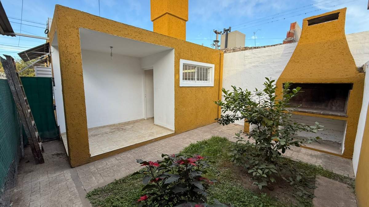 CASA EN VENTA EN ARGUELLO  DE 4 DORMITORIOS CON DOS UNIDADES