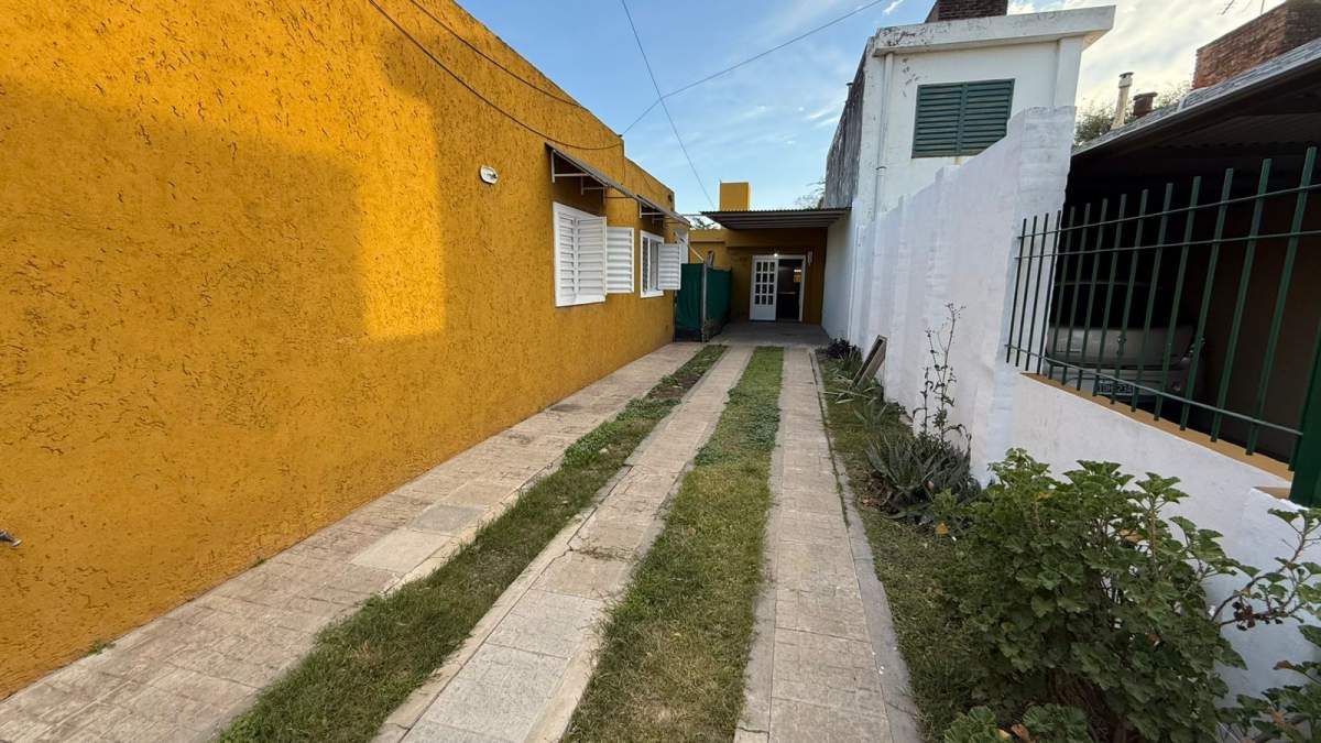 CASA EN VENTA EN ARGUELLO  DE 4 DORMITORIOS CON DOS UNIDADES