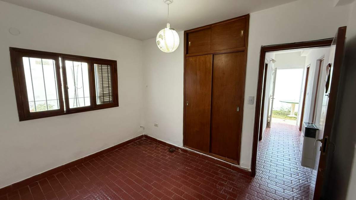 CASA EN VENTA EN ARGUELLO  DE 4 DORMITORIOS CON DOS UNIDADES