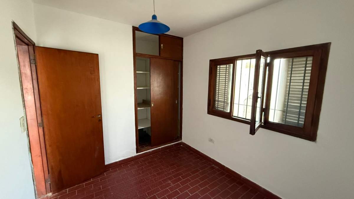 CASA EN VENTA EN ARGUELLO  DE 4 DORMITORIOS CON DOS UNIDADES