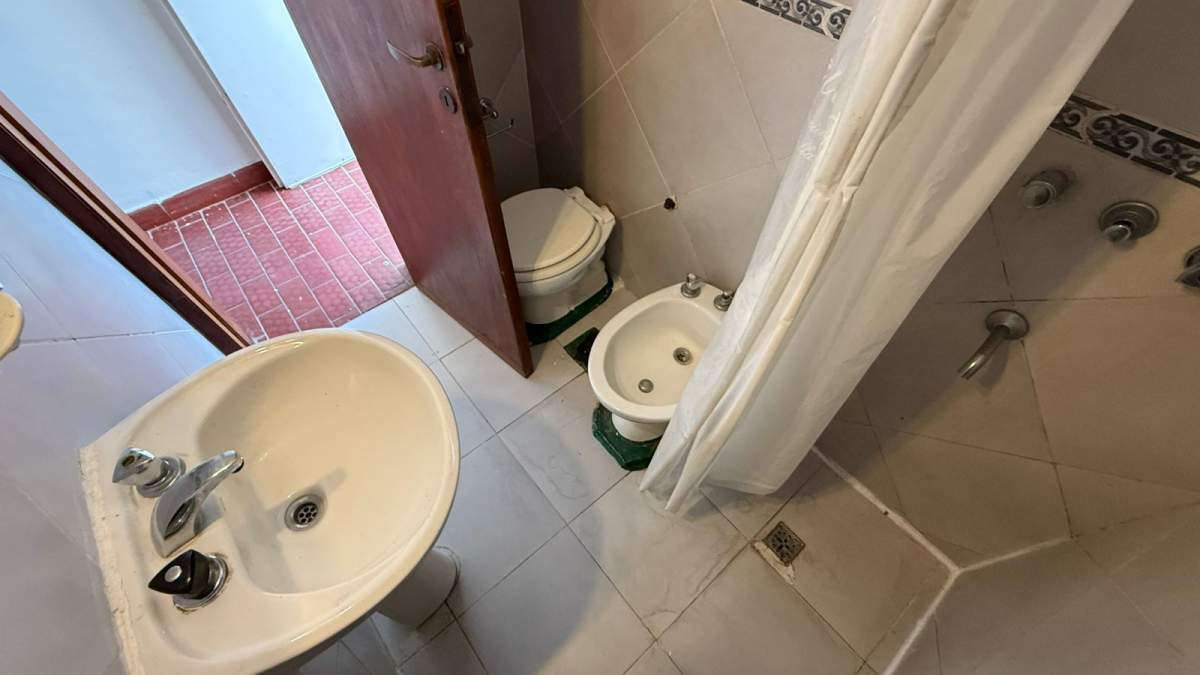 CASA EN VENTA EN ARGUELLO  DE 4 DORMITORIOS CON DOS UNIDADES
