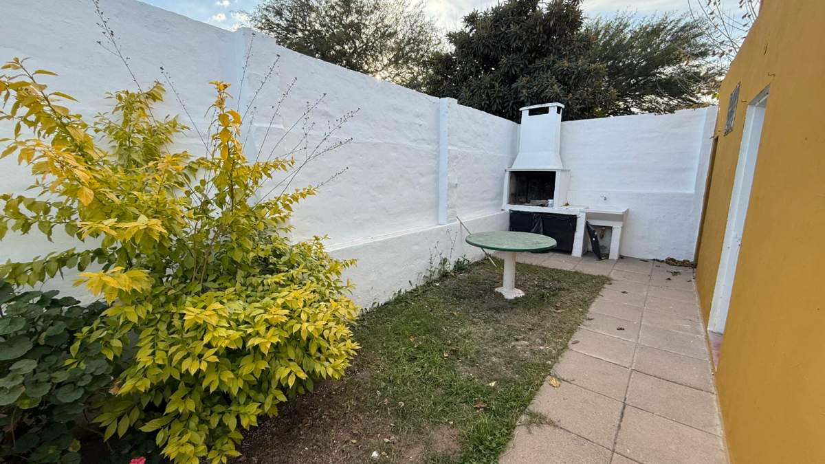 CASA EN VENTA EN ARGUELLO  DE 4 DORMITORIOS CON DOS UNIDADES