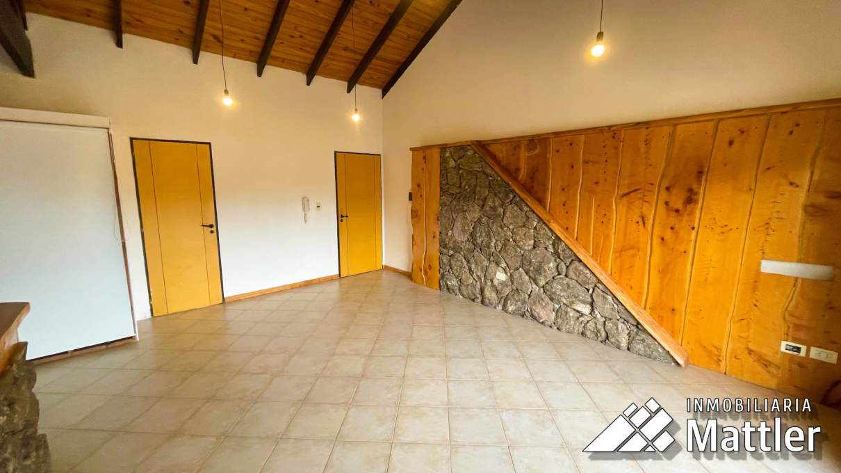 ALQUILER PH 2 AMBIENTES AL FRENTE CON BALCON, PATIO Y COCHERA  CENTRO VILLA GENERAL BELGRANO
