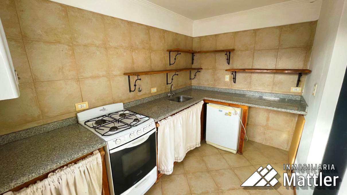 ALQUILER PH 2 AMBIENTES AL FRENTE CON BALCON, PATIO Y COCHERA  CENTRO VILLA GENERAL BELGRANO