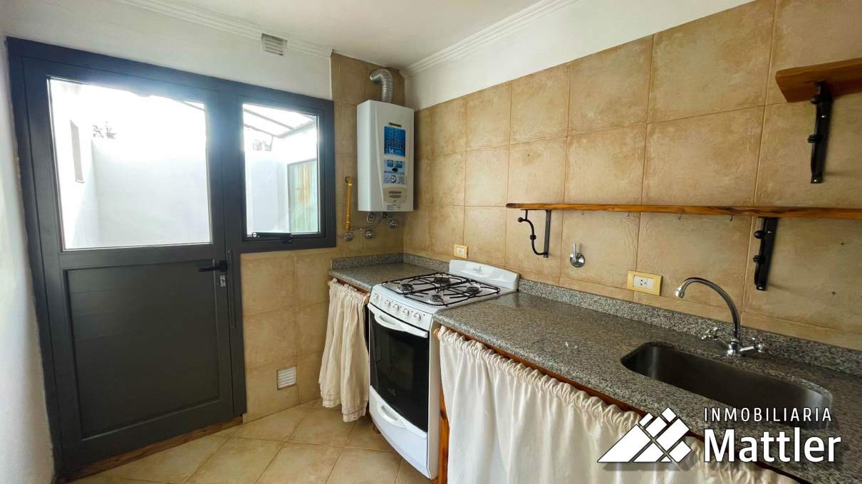 ALQUILER PH 2 AMBIENTES AL FRENTE CON BALCON, PATIO Y COCHERA  CENTRO VILLA GENERAL BELGRANO
