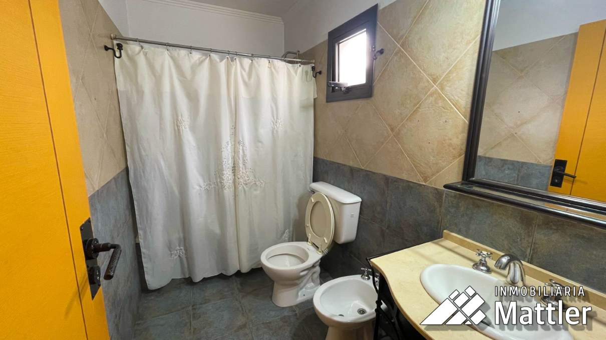 ALQUILER PH 2 AMBIENTES AL FRENTE CON BALCON, PATIO Y COCHERA  CENTRO VILLA GENERAL BELGRANO