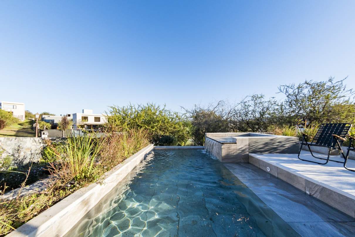 Alquilo casa en el Terrón 4 dor.