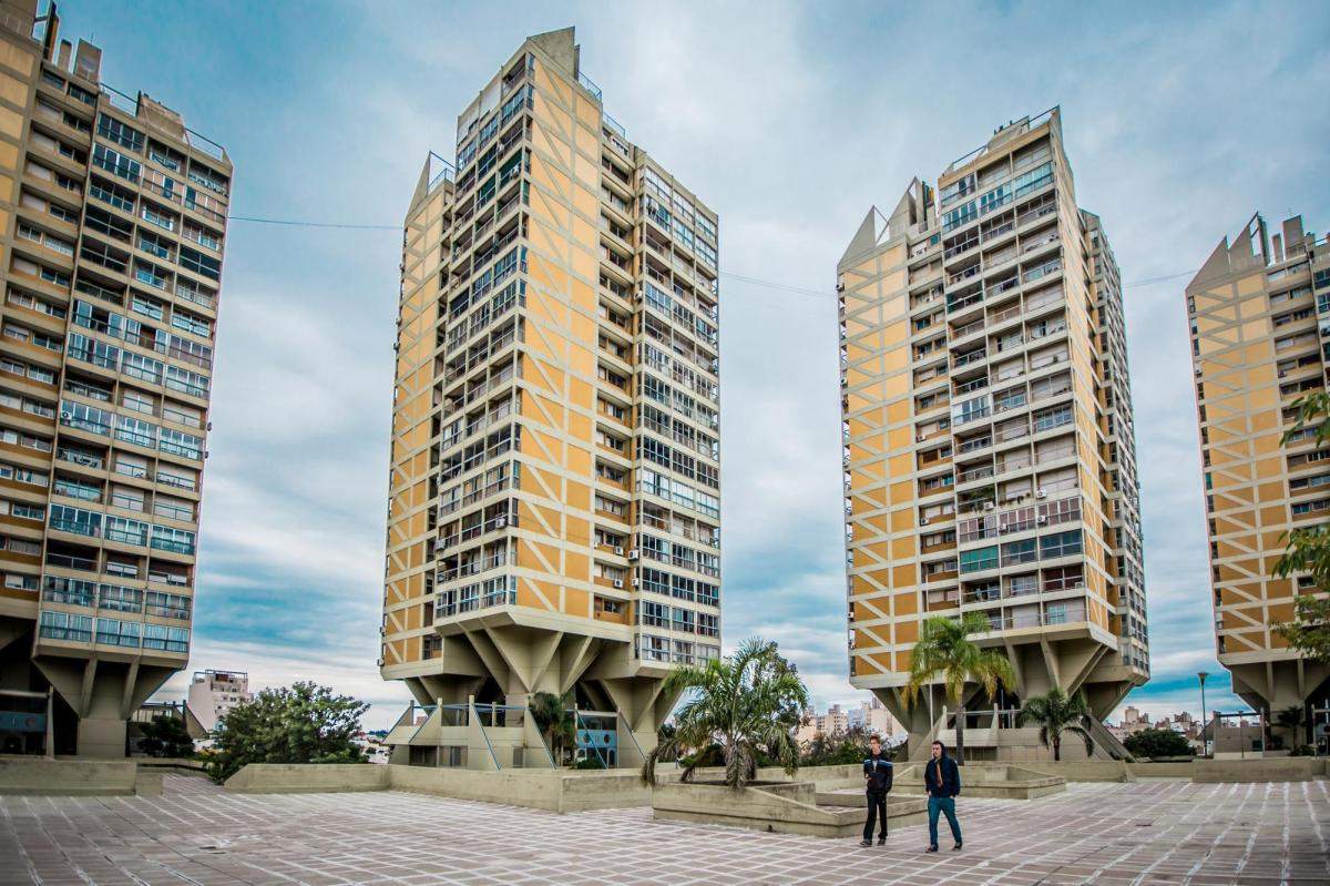 Departamento en Alquiler en piso alto de 4 Dormitorios con cochera, seguridad y excelente vista