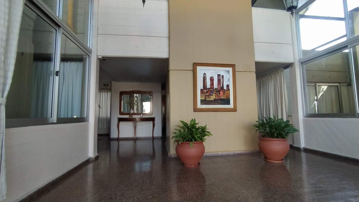 Departamento en Alquiler en piso alto de 4 Dormitorios con cochera, seguridad y excelente vista