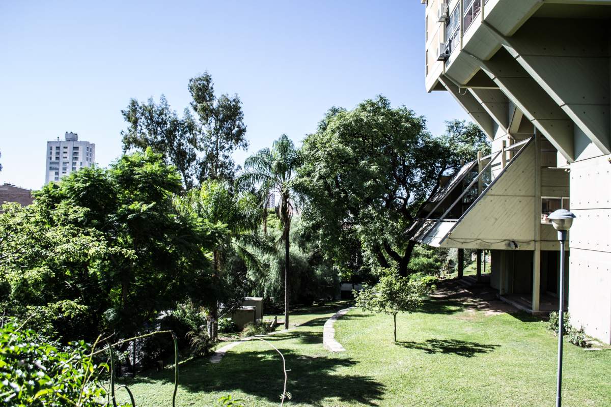 Departamento en Alquiler en piso alto de 4 Dormitorios con cochera, seguridad y excelente vista
