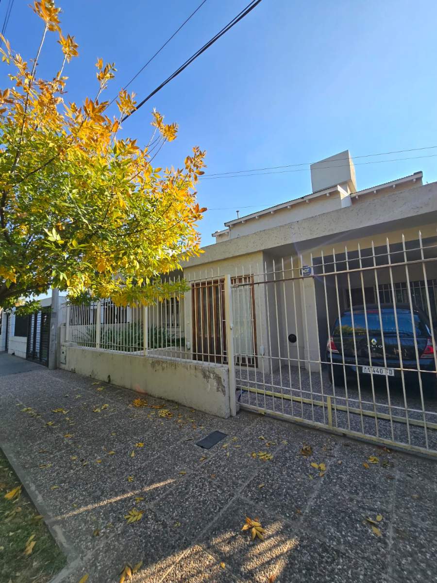 VENTA CASA EN BARRIO JARDIN DE 4 DORMITORIOS C GRAN PATIO EN EXCELENTE ESTADO !!! NO TE LA PIERDAS!!