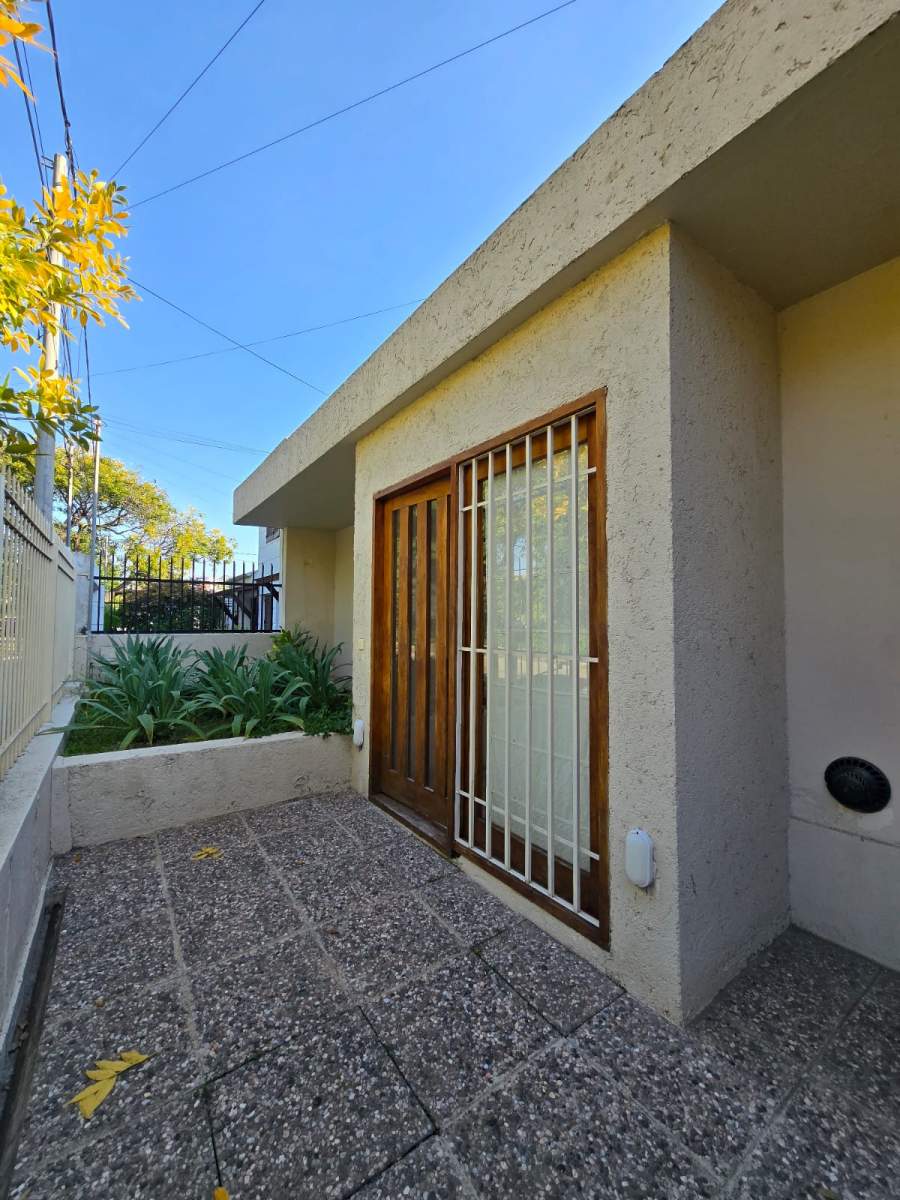 VENTA CASA EN BARRIO JARDIN DE 4 DORMITORIOS C GRAN PATIO EN EXCELENTE ESTADO !!! NO TE LA PIERDAS!!