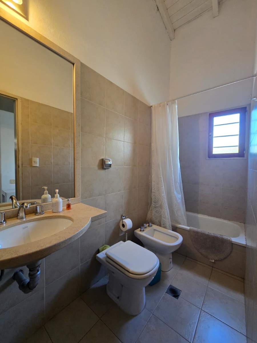 VENTA CASA EN BARRIO JARDIN DE 4 DORMITORIOS C GRAN PATIO EN EXCELENTE ESTADO !!! NO TE LA PIERDAS!!