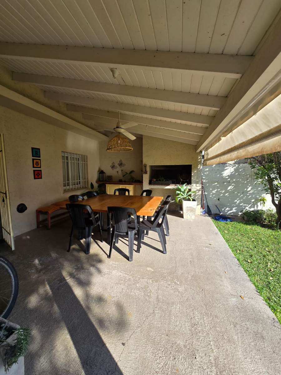 VENTA CASA EN BARRIO JARDIN DE 4 DORMITORIOS C GRAN PATIO EN EXCELENTE ESTADO !!! NO TE LA PIERDAS!!