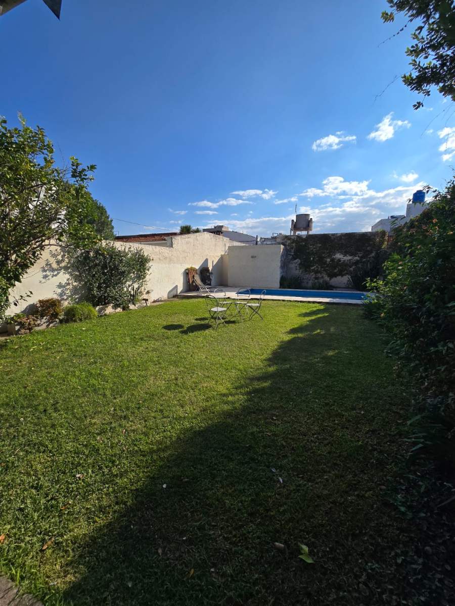 VENTA CASA EN BARRIO JARDIN DE 4 DORMITORIOS C GRAN PATIO EN EXCELENTE ESTADO !!! NO TE LA PIERDAS!!