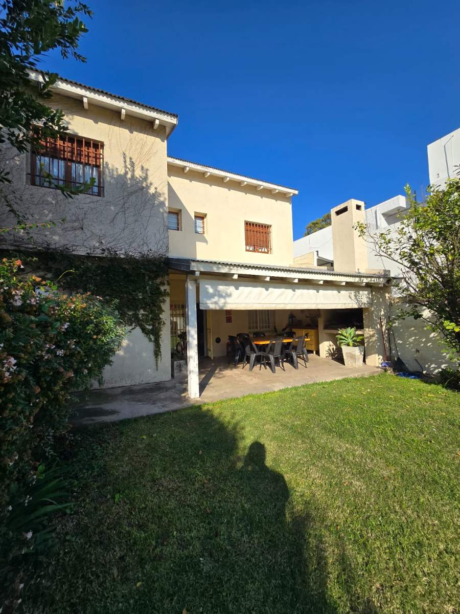 VENTA CASA EN BARRIO JARDIN DE 4 DORMITORIOS C GRAN PATIO EN EXCELENTE ESTADO !!! NO TE LA PIERDAS!!