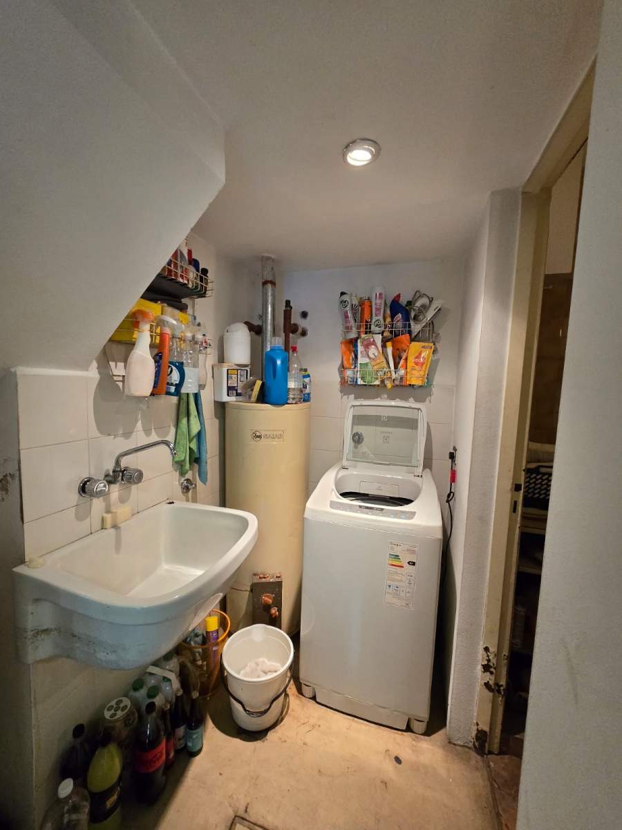 VENTA CASA EN BARRIO JARDIN DE 4 DORMITORIOS C GRAN PATIO EN EXCELENTE ESTADO !!! NO TE LA PIERDAS!!