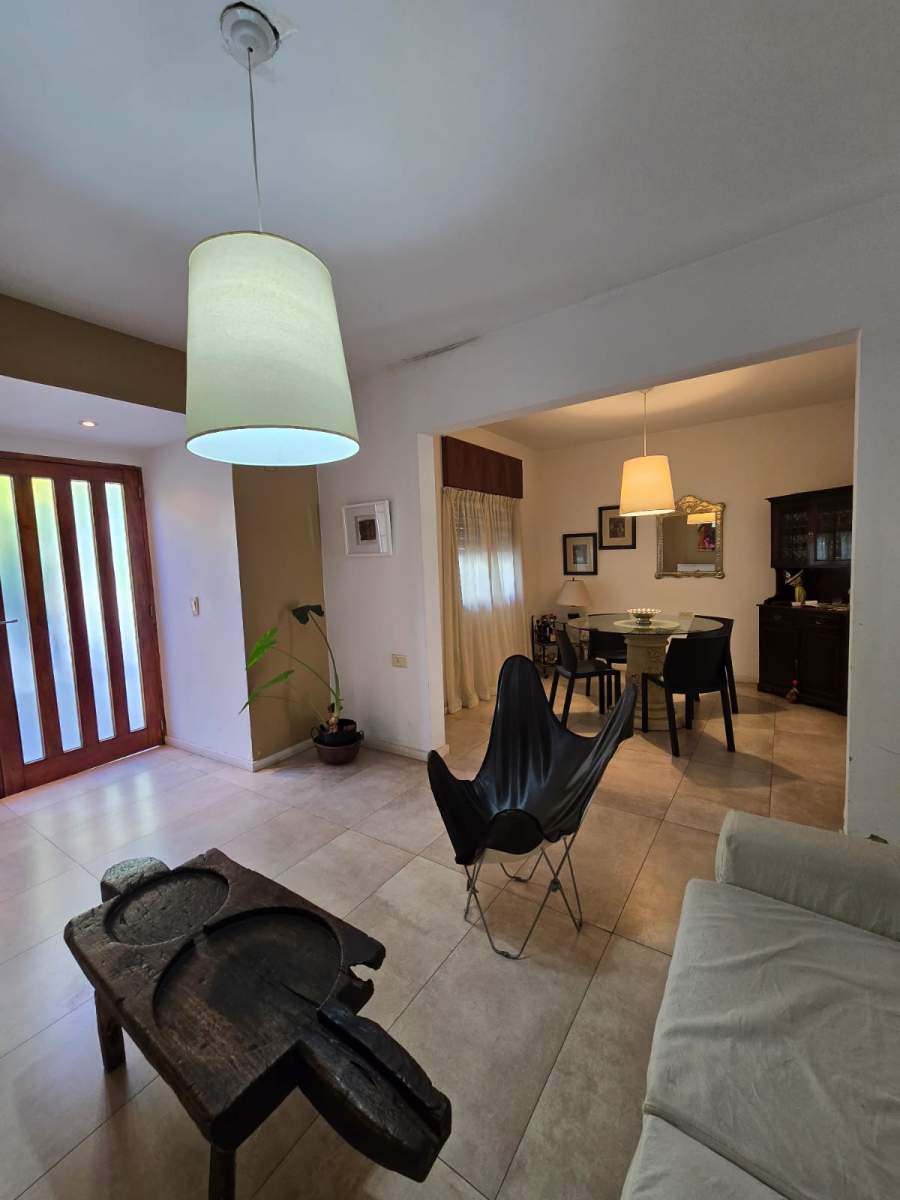 VENTA CASA EN BARRIO JARDIN DE 4 DORMITORIOS C GRAN PATIO EN EXCELENTE ESTADO !!! NO TE LA PIERDAS!!