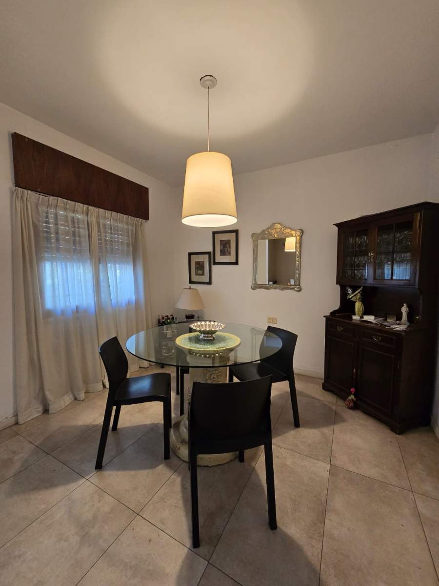 VENTA CASA EN BARRIO JARDIN DE 4 DORMITORIOS C GRAN PATIO EN EXCELENTE ESTADO !!! NO TE LA PIERDAS!!