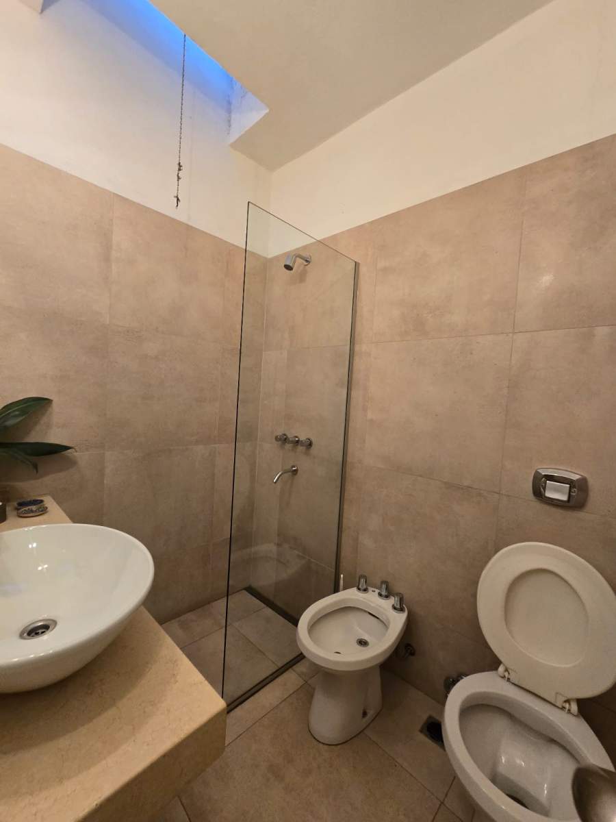 VENTA CASA EN BARRIO JARDIN DE 4 DORMITORIOS C GRAN PATIO EN EXCELENTE ESTADO !!! NO TE LA PIERDAS!!