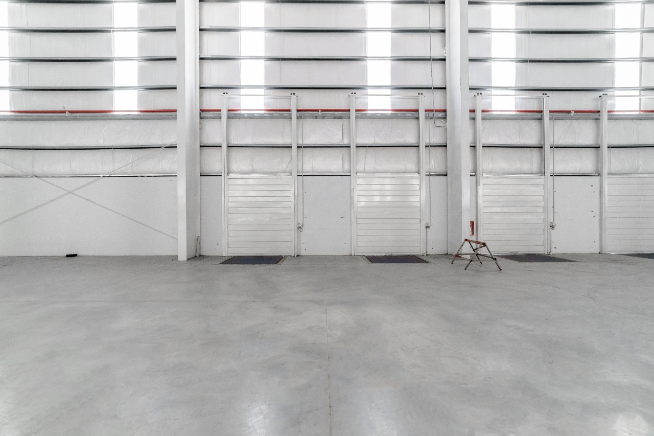 DEPOSITO AAA . 3000M2 CON OFICINAS . DOCKS, ALEROS Y ROCIADORES
