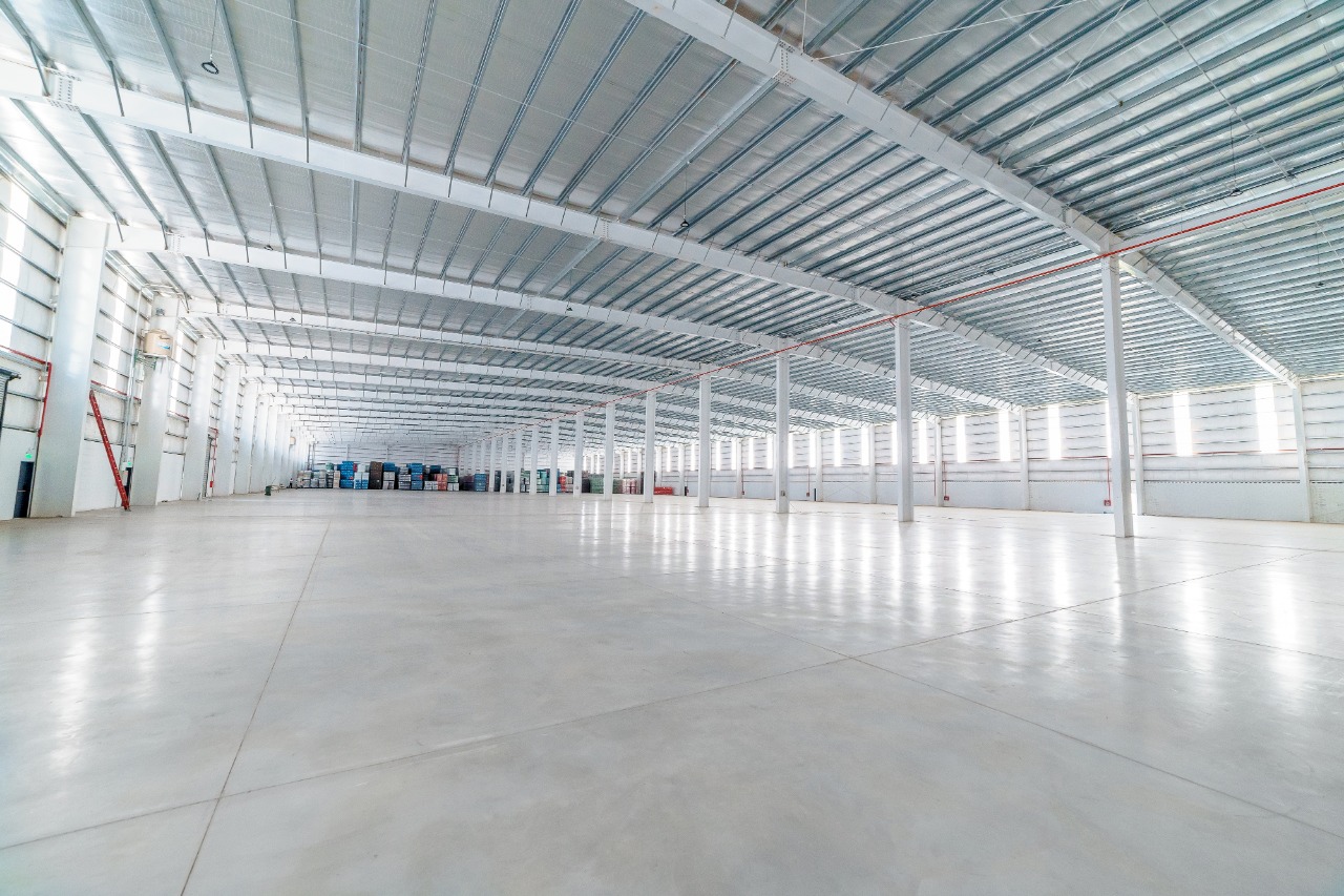 DEPOSITO AAA . 3000M2 CON OFICINAS . DOCKS, ALEROS Y ROCIADORES