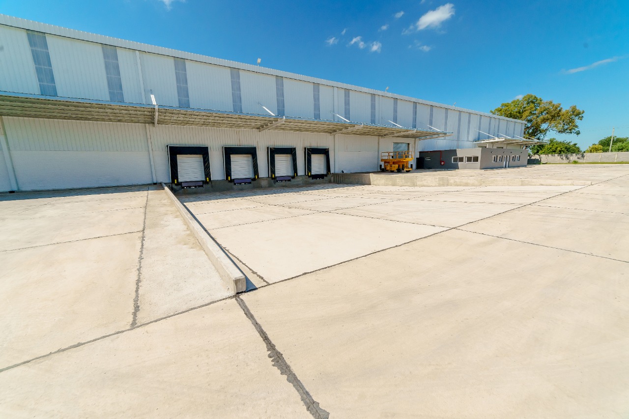 DEPOSITO AAA . 3000M2 CON OFICINAS . DOCKS, ALEROS Y ROCIADORES