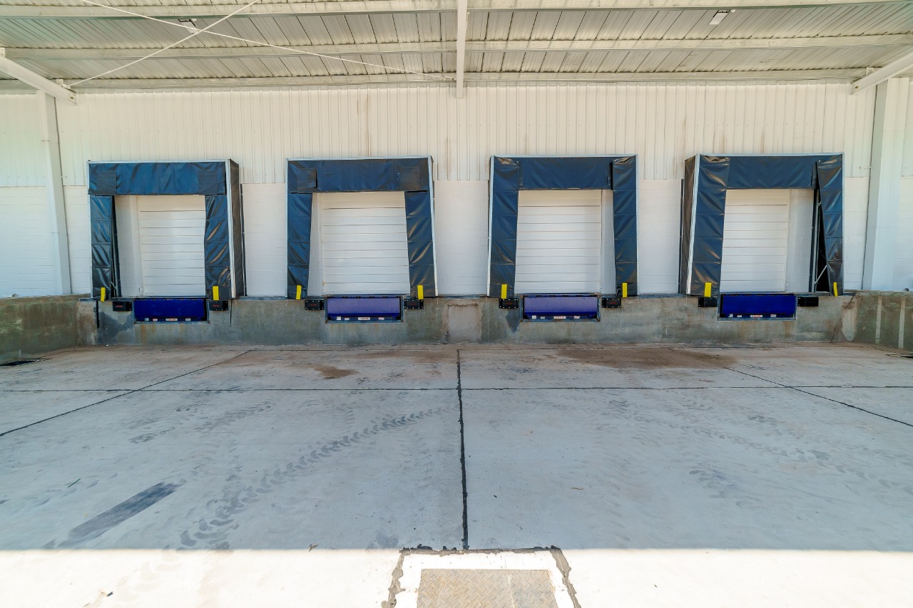DEPOSITO AAA . 3000M2 CON OFICINAS . DOCKS, ALEROS Y ROCIADORES