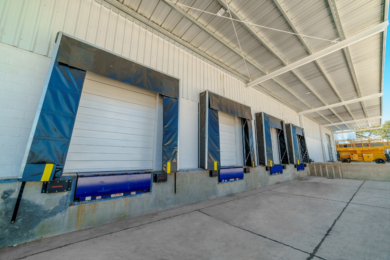 DEPOSITO AAA . 3000M2 CON OFICINAS . DOCKS, ALEROS Y ROCIADORES