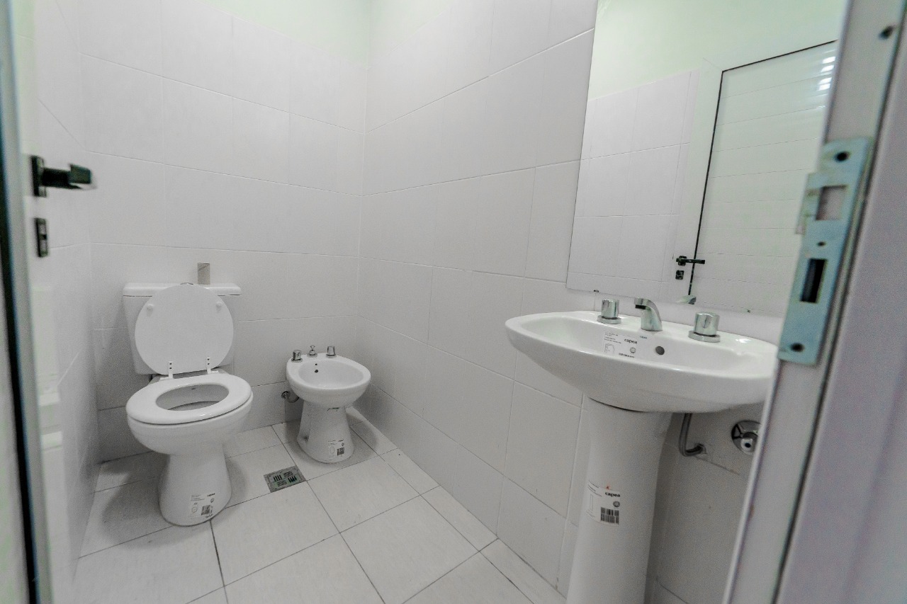 DEPOSITO AAA . 3000M2 CON OFICINAS . DOCKS, ALEROS Y ROCIADORES