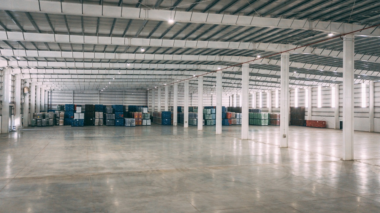 DEPOSITO AAA . 3000M2 CON OFICINAS . DOCKS, ALEROS Y ROCIADORES