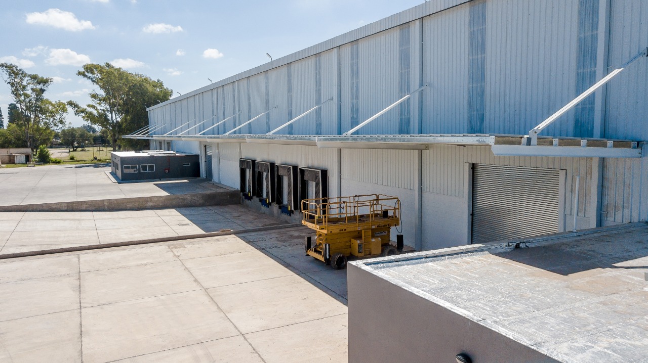 DEPOSITO AAA . 3000M2 CON OFICINAS . DOCKS, ALEROS Y ROCIADORES