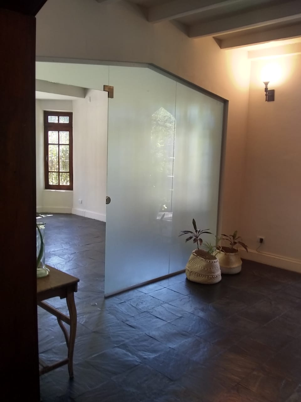 OFICINA AMOBLADA EN ZONA NORTE . AMENITIES, SALA DE REUNION, JARDIN