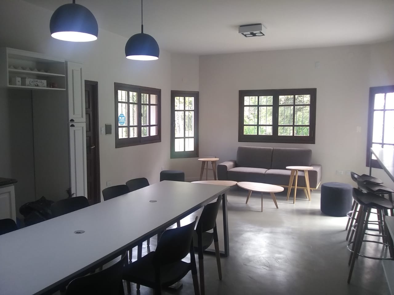 OFICINA AMOBLADA EN ZONA NORTE . AMENITIES, SALA DE REUNION, JARDIN
